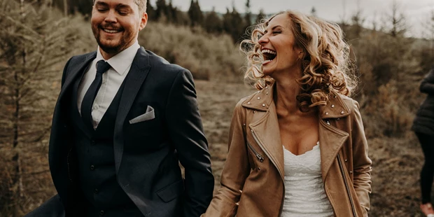 Hochzeitsfotos - Art des Shootings: Trash your Dress - Maria-Lanzendorf - Yvonne + Michael - BLISS & DELIGHT AUTHENTIC WEDDING PHOTOS AND VIDEOS