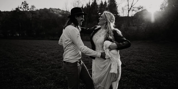 Hochzeitsfotos - Art des Shootings: Trash your Dress - Maria-Lanzendorf - BLISS & DELIGHT AUTHENTIC WEDDING PHOTOS AND VIDEOS