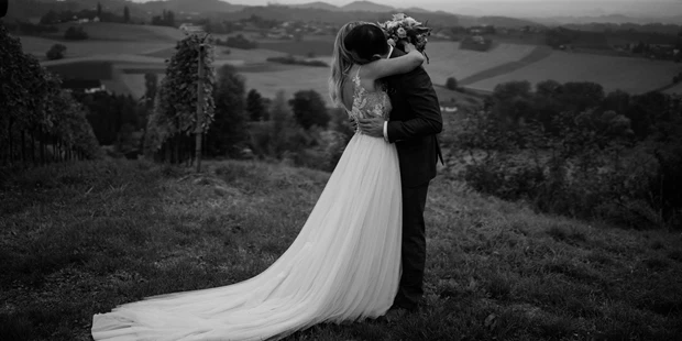Hochzeitsfotos - Art des Shootings: Trash your Dress - Maria-Lanzendorf - BLISS & DELIGHT AUTHENTIC WEDDING PHOTOS AND VIDEOS