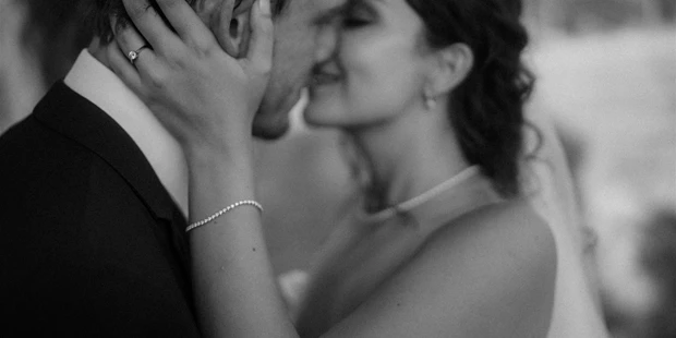 Hochzeitsfotos - Art des Shootings: Trash your Dress - Maria-Lanzendorf - BLISS & DELIGHT AUTHENTIC WEDDING PHOTOS AND VIDEOS