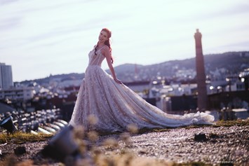 Hochzeitsfotograf: Über den Dächern Wiens, mit einem imposanten Kleid. - WEIL I DI MOOG Fotografie
