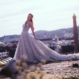 Hochzeitsfotograf: Über den Dächern Wiens, mit einem imposanten Kleid. - WEIL I DI MOOG Fotografie