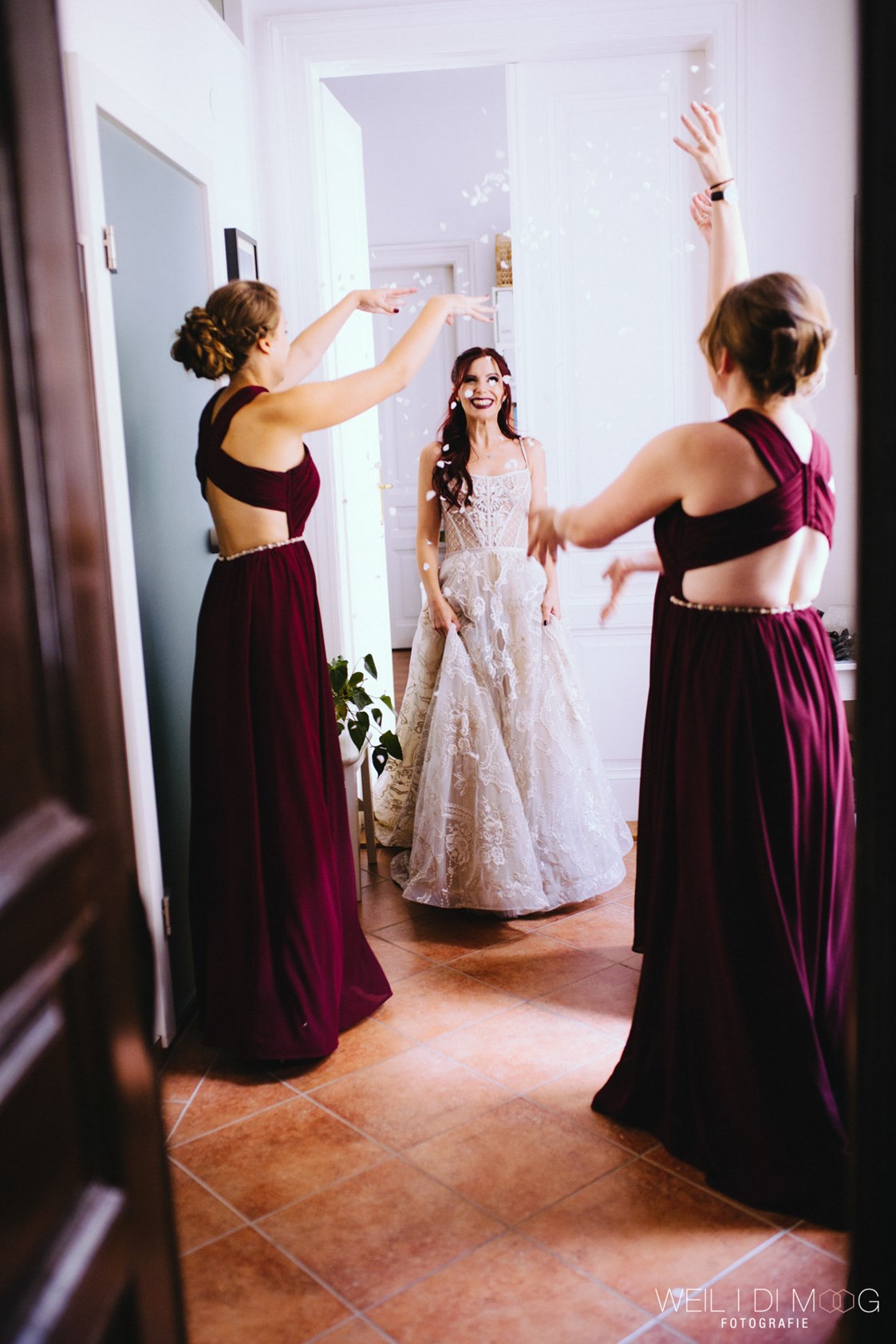 Hochzeitsfotograf: Die Braut wird von ihren Mädels gefeiert. - WEIL I DI MOOG Fotografie