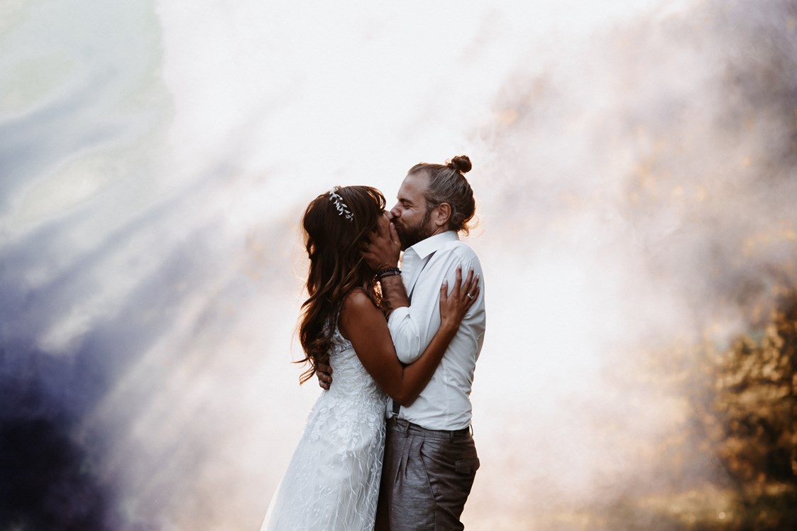 Hochzeitsfotograf: Rauchbomben im Hintergrund
 - Monika Pachler-Blaimauer