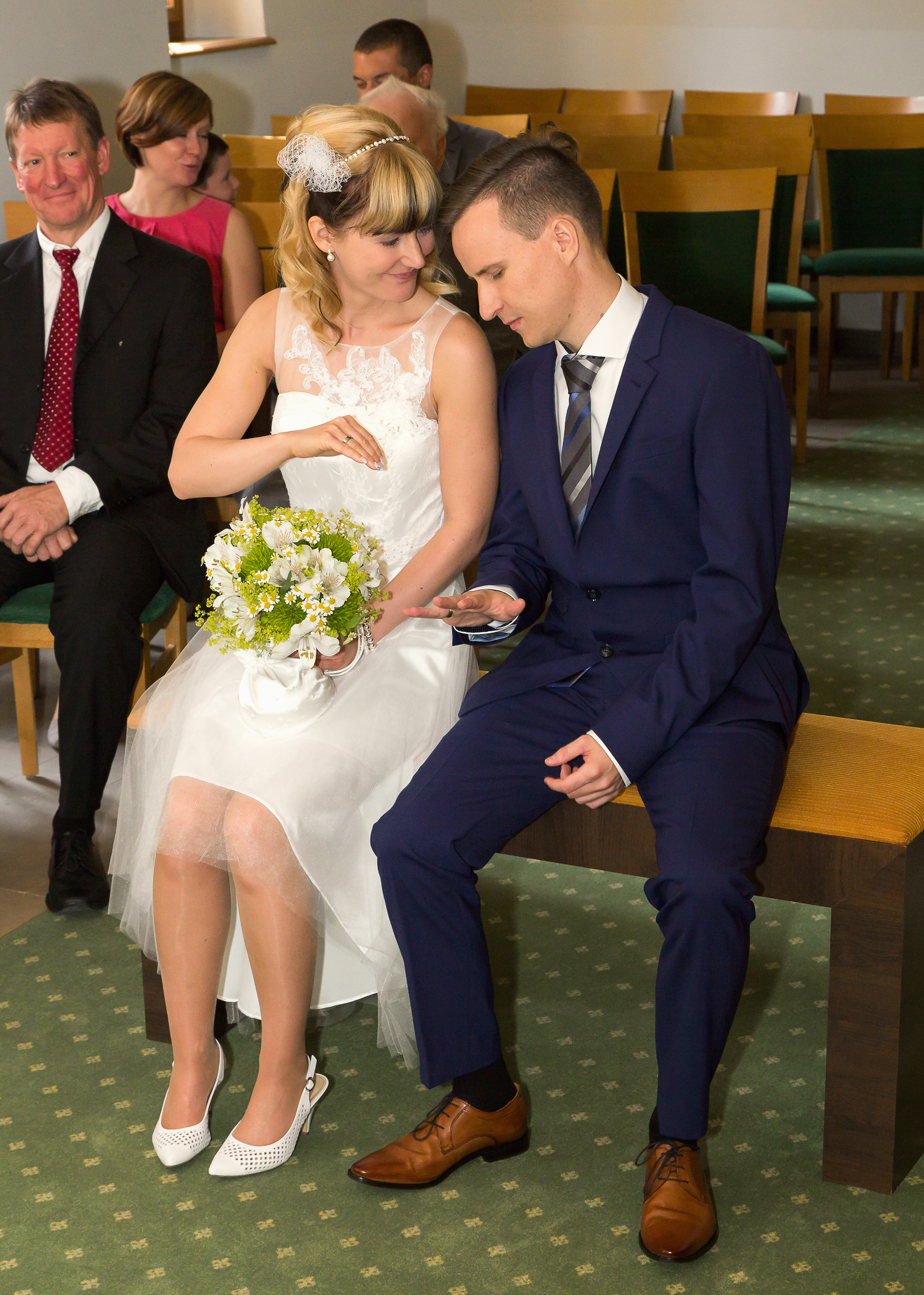 Hochzeitsfotograf: Süßer Moment nach dem Ringetausch :-) - neero Fotografie und Grafik