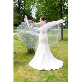 Hochzeitsfotograf: tanzende Braut - neero Fotografie und Grafik