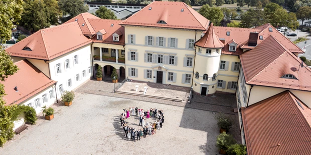 Hochzeitsfotos - PLZ 56459 (Deutschland) - Mit der Drohne können spezielle Gruppenfotos erstellt werden. Dabei können z.B. Herzformationen gebildet werden, um das Bild nochmals spannender zu gestalten. Gerne werden auch Drohnenaufnahmen von der Hochzeitslocation selbst gemacht. (Drohnenzertifikat ist selbstverständlich vorhanden) - Marc Schneider ; Tailor-Made Medienproduktion