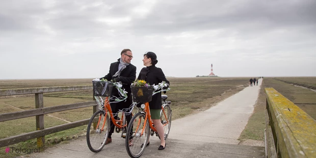 Hochzeitsfotos - Art des Shootings: Prewedding Shooting - Nordsee - Zur Hochzeit mit dem Rad auf dem Leuchtturm - Fotografie Kunze - Die Fotomanufaktur in St. Peter-Ording
