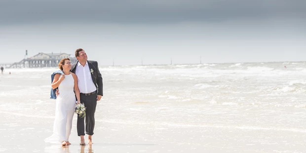 Hochzeitsfotos - Art des Shootings: Prewedding Shooting - Nordsee - Hochzeitspaar am Strand - Fotografie Kunze - Die Fotomanufaktur in St. Peter-Ording