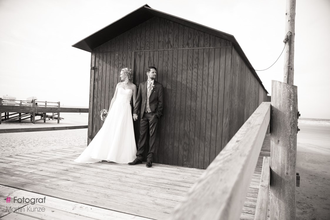 Hochzeitsfotograf: Hochzeitspaar am Strand - Fotografie Kunze - Die Fotomanufaktur in St. Peter-Ording