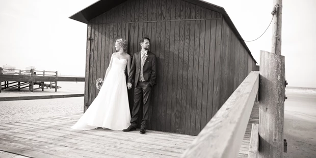 Hochzeitsfotos - Art des Shootings: Prewedding Shooting - Nordsee - Hochzeitspaar am Strand - Fotografie Kunze - Die Fotomanufaktur in St. Peter-Ording