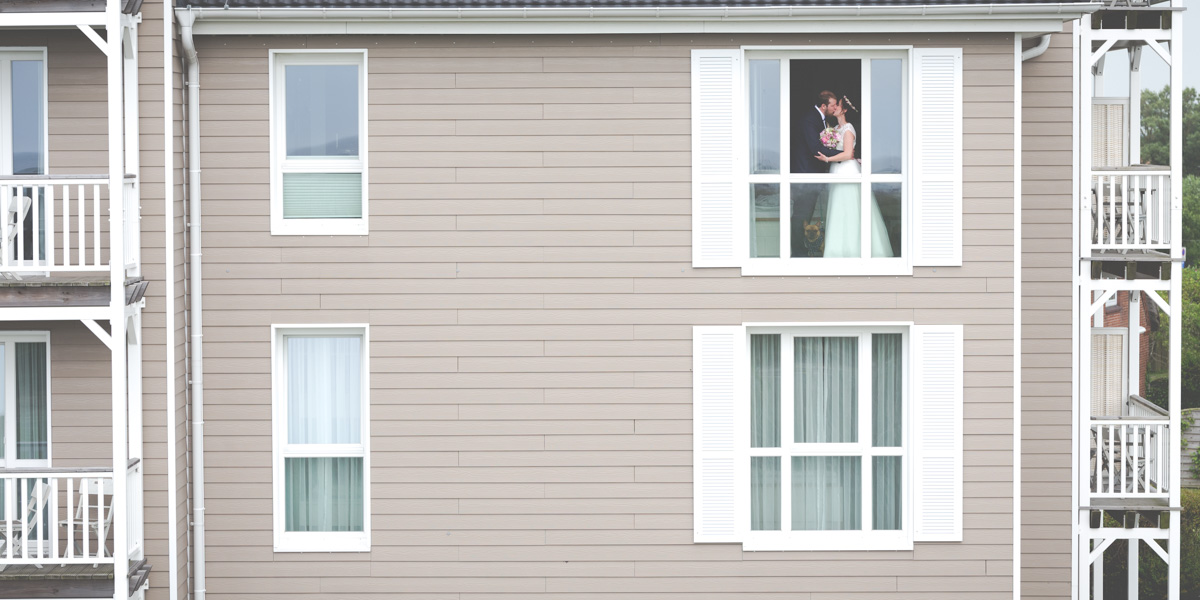 Hochzeitsfotograf: Hochzeitspaar im Hotel - Fotografie Kunze - Die Fotomanufaktur in St. Peter-Ording