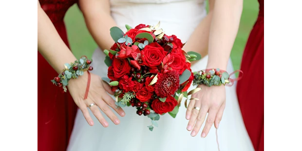 Hochzeitsfotos - Art des Shootings: Trash your Dress - Maria-Lanzendorf - Hochzeit mit Brautjungfern in rot - Fink Pictures by Iris Fink
