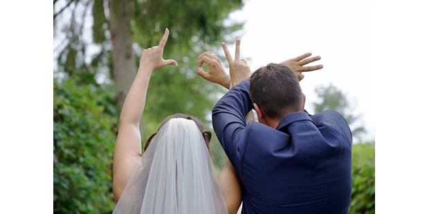 Hochzeitsfotos - Art des Shootings: Trash your Dress - Maria-Lanzendorf - LOVE - Liebe liegt in der Luft - Fink Pictures by Iris Fink
