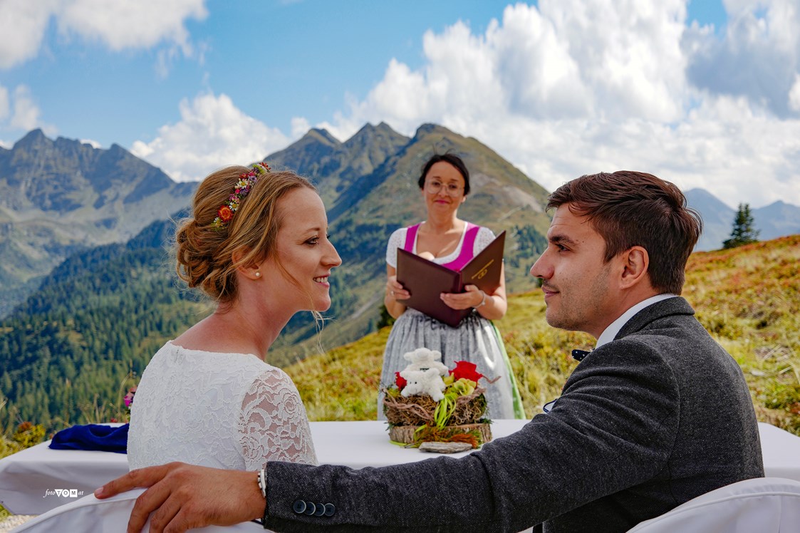 Hochzeitsfotograf:  Charlotte und Kian aus München trauten sich am Planai-Berg
Die schönsten Erinnerungsbilder wie immer von FotoTOM - TOM Eitzinger