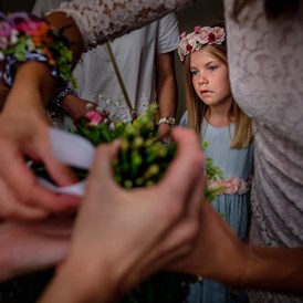 Hochzeitsfotograf: Blumenmädchen in ihrer eigenen Welt - Spree-Liebe Hochzeitsfotografie | Hochzeitsfotograf Berlin