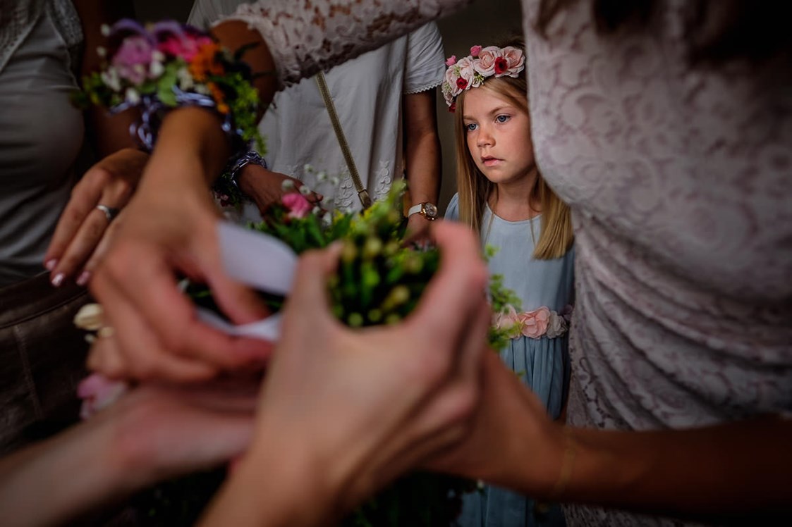 Hochzeitsfotograf: Blumenmädchen in ihrer eigenen Welt - Spree-Liebe Hochzeitsfotografie | Hochzeitsfotograf Berlin