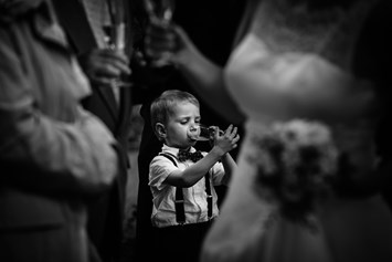 Hochzeitsfotograf: Der kleine Junge wird von den Personen im Vordergrund eingerahmt - Spree-Liebe Hochzeitsfotografie | Hochzeitsfotograf Berlin