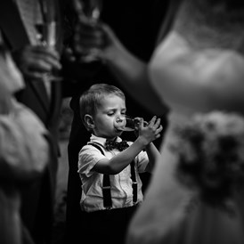 Hochzeitsfotograf: Der kleine Junge wird von den Personen im Vordergrund eingerahmt - Spree-Liebe Hochzeitsfotografie | Hochzeitsfotograf Berlin