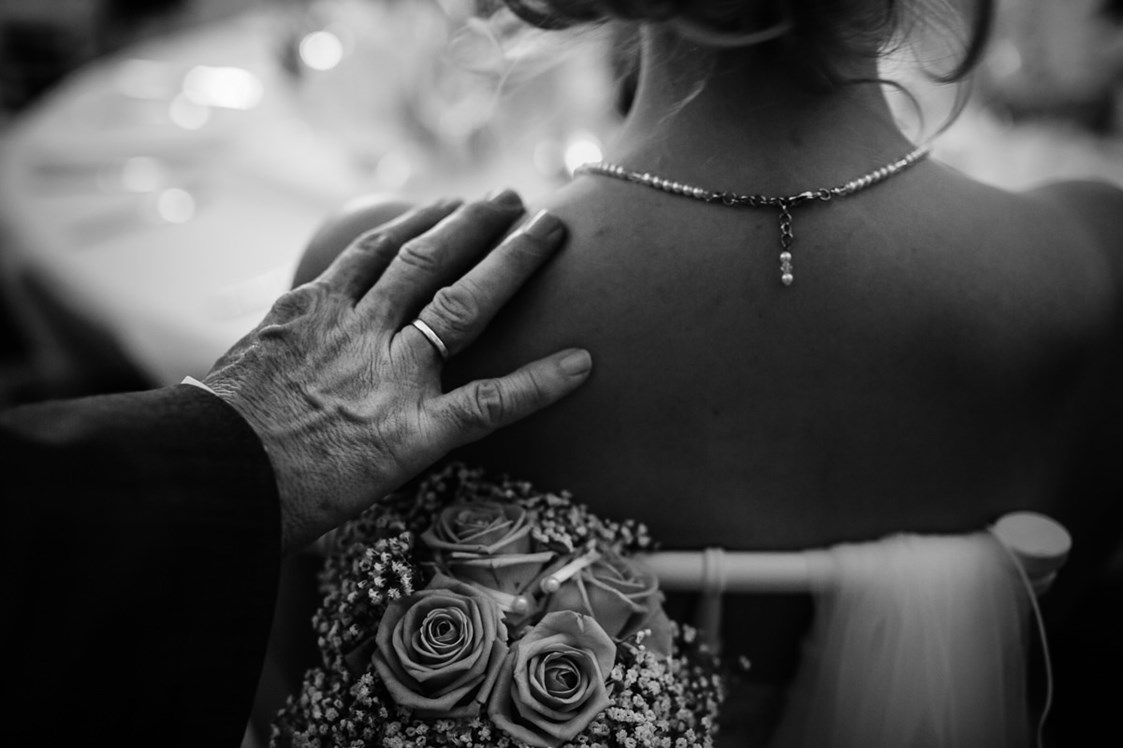 Hochzeitsfotograf: Hand vom Brautvater - Spree-Liebe Hochzeitsfotografie | Hochzeitsfotograf Berlin