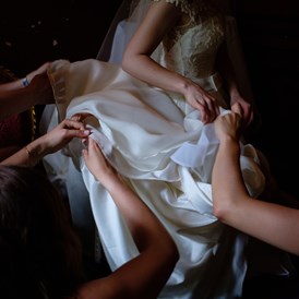 Hochzeitsfotograf: Das Hochzeitskleid wird gerichtet - Spree-Liebe Hochzeitsfotografie | Hochzeitsfotograf Berlin