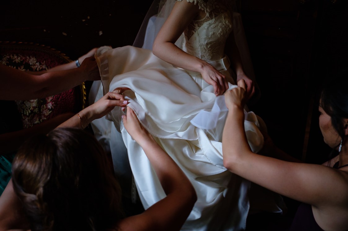 Hochzeitsfotograf: Das Hochzeitskleid wird gerichtet - Spree-Liebe Hochzeitsfotografie | Hochzeitsfotograf Berlin