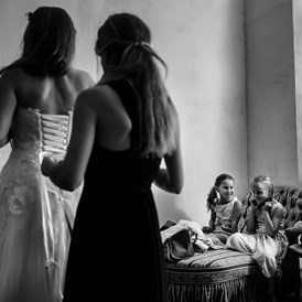 Hochzeitsfotograf: Die Kinder beobachten wie sich die Braut fertig macht - Spree-Liebe Hochzeitsfotografie | Hochzeitsfotograf Berlin
