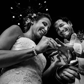 Hochzeitsfotograf: Der Ringwechsel aus einer anderen Perspektive - Spree-Liebe Hochzeitsfotografie | Hochzeitsfotograf Berlin