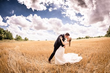 Hochzeitsfotograf: Brautpaarshooting im Kornfeld - Silke & Chris Photography