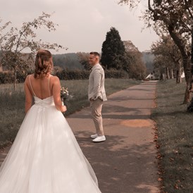 Hochzeitsfotograf: Der First Look - Buchbar vor eurer Trauung. Der emotionalste Moment zwischen Brautpaaren - Jana Bleich Fotografie