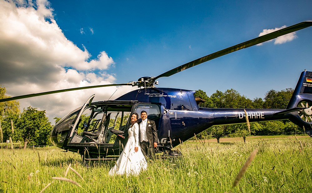 Hochzeitsfotograf: Brautpaar mit Hubschrauber, Hochzeitsfotograf, Wehrheim, Frankfurt - Christian Schmidt
