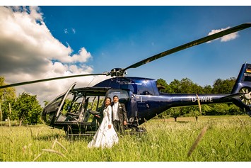 Hochzeitsfotograf: Brautpaar mit Hubschrauber, Hochzeitsfotograf, Wehrheim, Frankfurt - Christian Schmidt