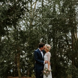 Hochzeitsfotograf: Brautpaar im Wald - Oana Popa