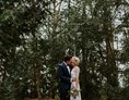 Hochzeitsfotograf: Brautpaar im Wald - Oana Popa