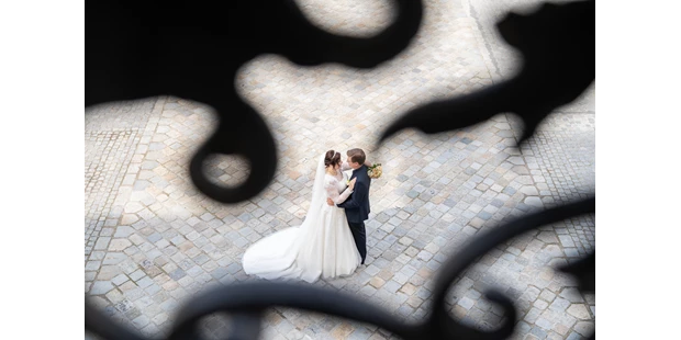 Hochzeitsfotos - Art des Shootings: Trash your Dress - Maria-Lanzendorf - Die Paarfotos nach der Trauung sind immer wieder ein ganz besonderes Erlebnis. Auch für mich als Fotograf ist dieser Teil meiner Arbeit ein ganz besonderer Moment, den ich gemeinsam mit meiner Frau teilen darf - denn sie ist meine Begleitung und Assistentin bei jeder Hochzeit. - diePhotoSchmiede by Johannes Friedl