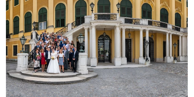 Hochzeitsfotos - Art des Shootings: Trash your Dress - Maria-Lanzendorf - Auch das Gruppenfoto der gesamten Hochzeitsgesellschaft soll nicht nur eine Erinnerung, sondern auch ein Foto sein, welches man sich immer wieder gerne ansieht. Daher ist es mir persönlich sehr wichtig, bereits im Vorfeld den besten Platz für ein gelungenes Foto auszuwählen. - diePhotoSchmiede by Johannes Friedl