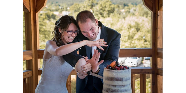 Hochzeitsfotos - Art des Shootings: Trash your Dress - Maria-Lanzendorf - Der Tortenanschnitt, immer wieder eine Highlight bei jeder Hochzeit. Alle Gäste warten gespannt auf den Moment des Tortenanschnitts - wer wird die Hand oben haben?  - diePhotoSchmiede by Johannes Friedl