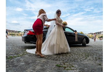 Hochzeitsfotograf: Die Ankunft der Braut, ein Moment den an diesem Tag nur wenige zu sehen bekommen. Die (An-)Spannung ist spürbar und nur noch wenige Augenblicke bis der Bräutigam zum ersten mal seine Braut erblickt. - diePhotoSchmiede by Johannes Friedl