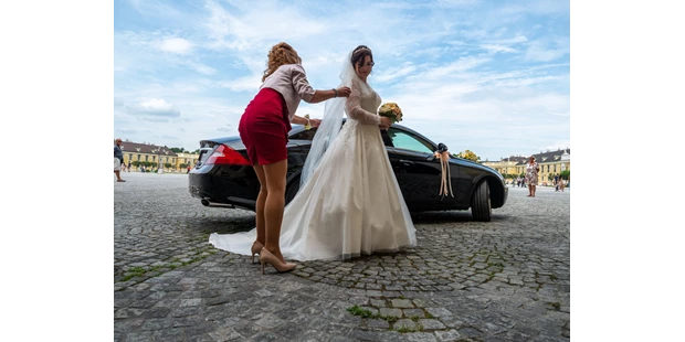 Hochzeitsfotos - Art des Shootings: Trash your Dress - Maria-Lanzendorf - Die Ankunft der Braut, ein Moment den an diesem Tag nur wenige zu sehen bekommen. Die (An-)Spannung ist spürbar und nur noch wenige Augenblicke bis der Bräutigam zum ersten mal seine Braut erblickt. - diePhotoSchmiede by Johannes Friedl