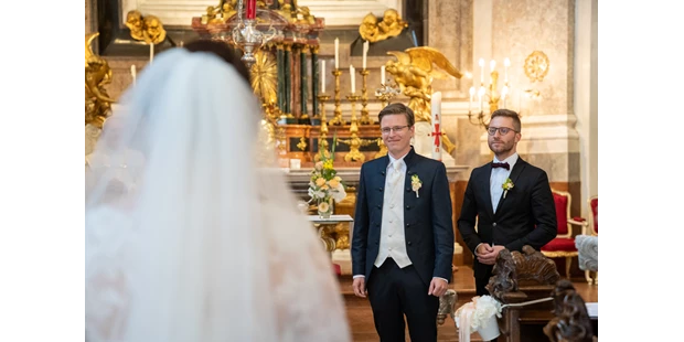 Hochzeitsfotos - Art des Shootings: Trash your Dress - Maria-Lanzendorf - Der Moment ist da, der Bräutigam sieht zum ersten mal seine Braut. Ein Moment, in dem für den Bräutigam die Zeit kurz "stillsteht" und er nichts um sich herum wahrnimmt und er nur noch Augen für die Braut hat. Es ist immer wieder ein wunderbarer Moment, auch für mich als Fotograf. - diePhotoSchmiede by Johannes Friedl
