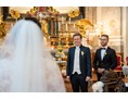 Hochzeitsfotograf: Der Moment ist da, der Bräutigam sieht zum ersten mal seine Braut. Ein Moment, in dem für den Bräutigam die Zeit kurz "stillsteht" und er nichts um sich herum wahrnimmt und er nur noch Augen für die Braut hat. Es ist immer wieder ein wunderbarer Moment, auch für mich als Fotograf. - diePhotoSchmiede by Johannes Friedl