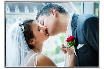 Hochzeitsfotograf: Der "erste" offizielle Kuss nach der Trauung. Wieder ein, von allen Anwesenden, sehnlichst erwarteter Moment an diesem wunderbaren Tag.   - diePhotoSchmiede by Johannes Friedl