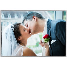 Hochzeitsfotograf: Der "erste" offizielle Kuss nach der Trauung. Wieder ein, von allen Anwesenden, sehnlichst erwarteter Moment an diesem wunderbaren Tag.   - diePhotoSchmiede by Johannes Friedl