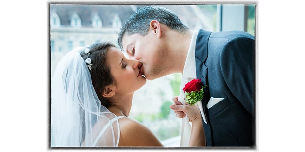 Hochzeitsfotos - Art des Shootings: Trash your Dress - Maria-Lanzendorf - Der "erste" offizielle Kuss nach der Trauung. Wieder ein, von allen Anwesenden, sehnlichst erwarteter Moment an diesem wunderbaren Tag.   - diePhotoSchmiede by Johannes Friedl