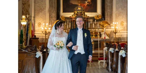 Hochzeitsfotos - Art des Shootings: Trash your Dress - Maria-Lanzendorf - Der Ausmarsch nach der Trauung, ein Moment der Entspannung und kurzen Ruhe. Denn gleich beginnt die Gratulation und fast jeder Hochzeitsgast will ein Foto vom oder mit dem frisch gebackenen Brautpaar. - diePhotoSchmiede by Johannes Friedl