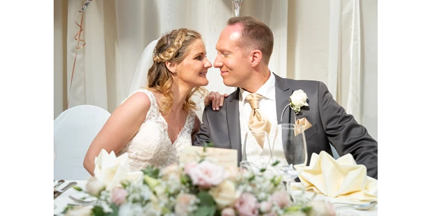 Hochzeitsfotos - Art des Shootings: Trash your Dress - Maria-Lanzendorf - Die Tafel - es wird köstlich gespeist, dem Brautpaar zugeprostet und relaxed. Denn nicht mehr lange und es folgt der nächste von allen Gästen erwartete Moment - der Hochzeitstanz. - diePhotoSchmiede by Johannes Friedl