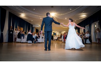 Hochzeitsfotograf: Egal ob geübter Tänzer oder Tanzanfänger, wenn das Brautpaar die Tanzfläche betritt sind alle Augen auf sie gerichtet und jede Bewegung wird mit Bewunderung und abschließendem Applaus gewürdigt. - diePhotoSchmiede by Johannes Friedl