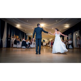 Hochzeitsfotograf: Egal ob geübter Tänzer oder Tanzanfänger, wenn das Brautpaar die Tanzfläche betritt sind alle Augen auf sie gerichtet und jede Bewegung wird mit Bewunderung und abschließendem Applaus gewürdigt. - diePhotoSchmiede by Johannes Friedl