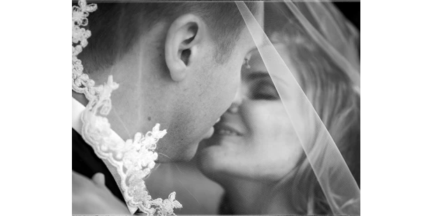 Hochzeitsfotos - Art des Shootings: Trash your Dress - Maria-Lanzendorf - Die Paarfotos nach der Trauung sind immer wieder ein ganz besonderes Erlebnis. Auch für mich als Fotograf ist dieser Teil meiner Arbeit ein ganz besonderer Moment, den ich gemeinsam mit meiner Frau teilen darf - denn sie ist meine Begleitung und Assistentin bei jeder Hochzeit. - diePhotoSchmiede by Johannes Friedl
