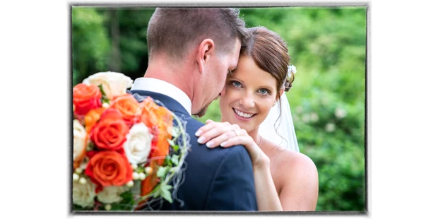 Hochzeitsfotos - Art des Shootings: Trash your Dress - Maria-Lanzendorf - Die Paarfotos nach der Trauung sind immer wieder ein ganz besonderes Erlebnis. Auch für mich als Fotograf ist dieser Teil meiner Arbeit ein ganz besonderer Moment, den ich gemeinsam mit meiner Frau teilen darf - denn sie ist meine Begleitung und Assistentin bei jeder Hochzeit. - diePhotoSchmiede by Johannes Friedl